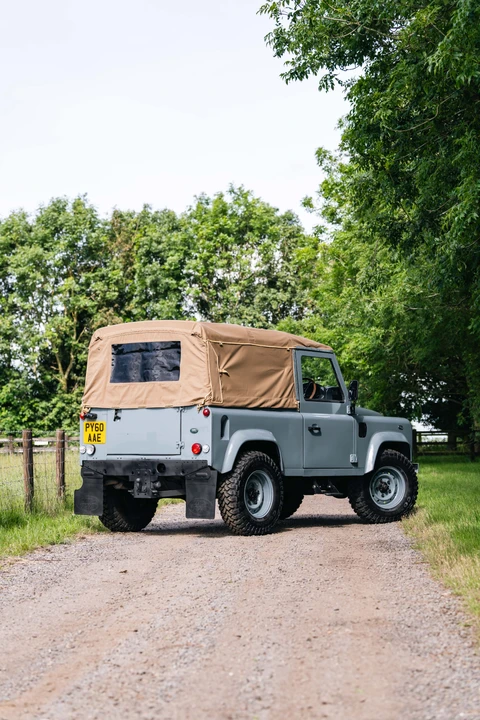 2010 Land Rover Defender 90 - Image 23 of 31