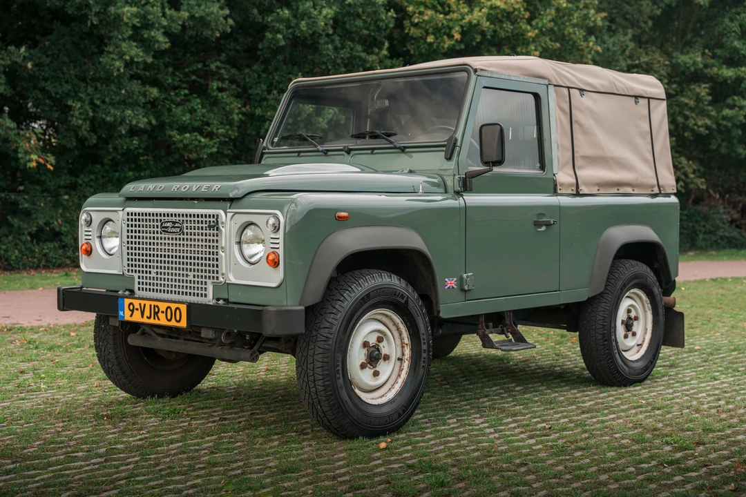 2010 Land Rover Defender 90 - Image 3 of 31