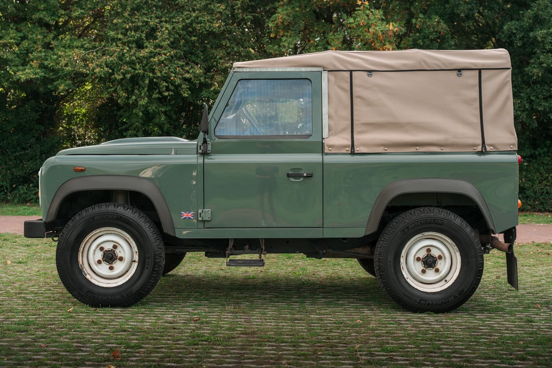 2010 Land Rover Defender 90 - Image 4 of 31