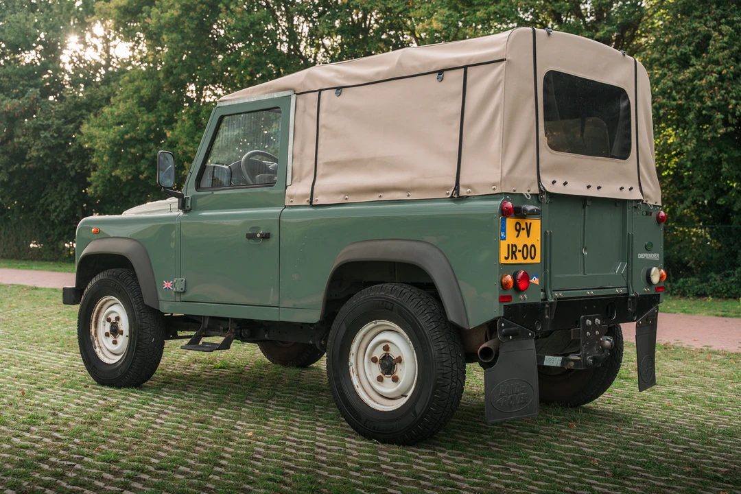 2010 Land Rover Defender 90 - Image 5 of 31