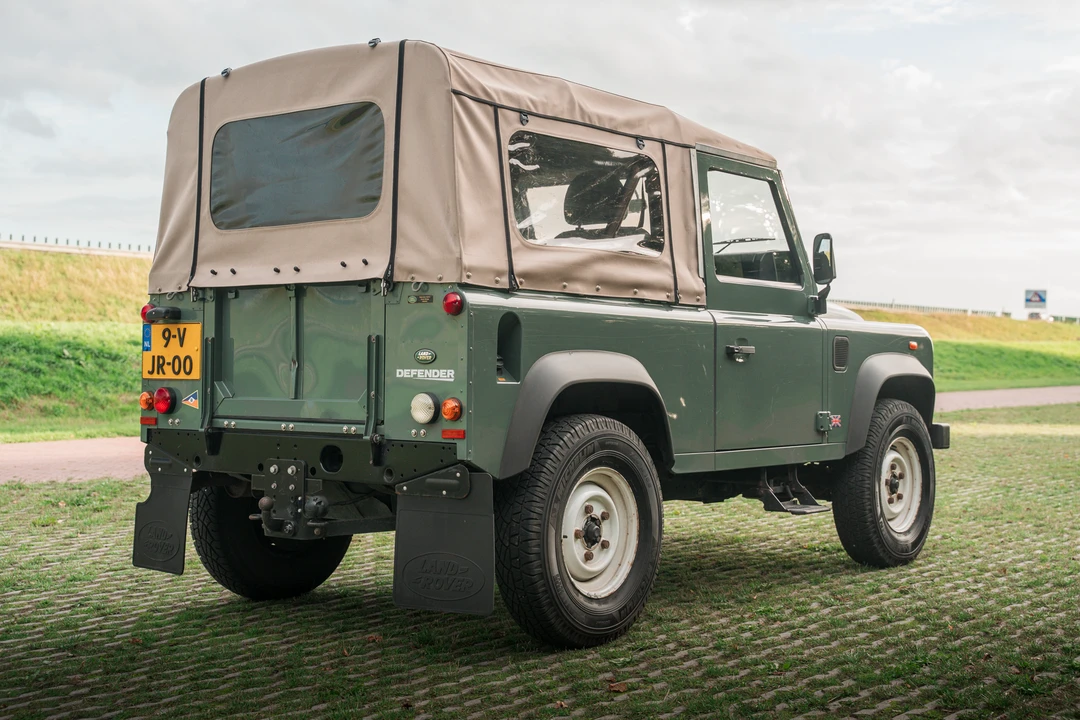 2010 Land Rover Defender 90 - Image 7 of 31