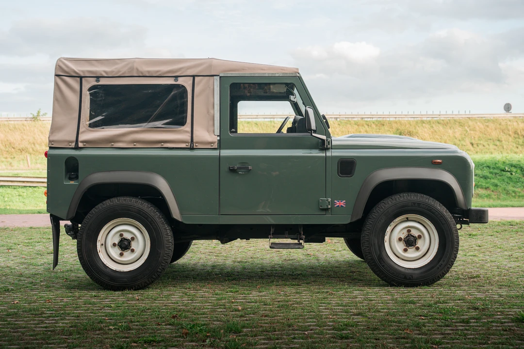 2010 Land Rover Defender 90 - Image 8 of 31