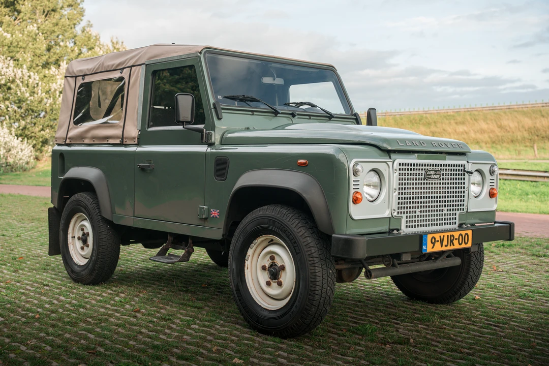 2010 Land Rover Defender 90 - Image 9 of 31