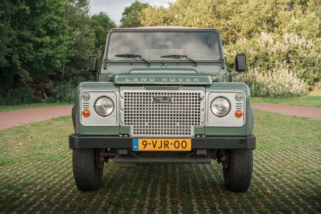 2010 Land Rover Defender 90 - Image 10 of 31