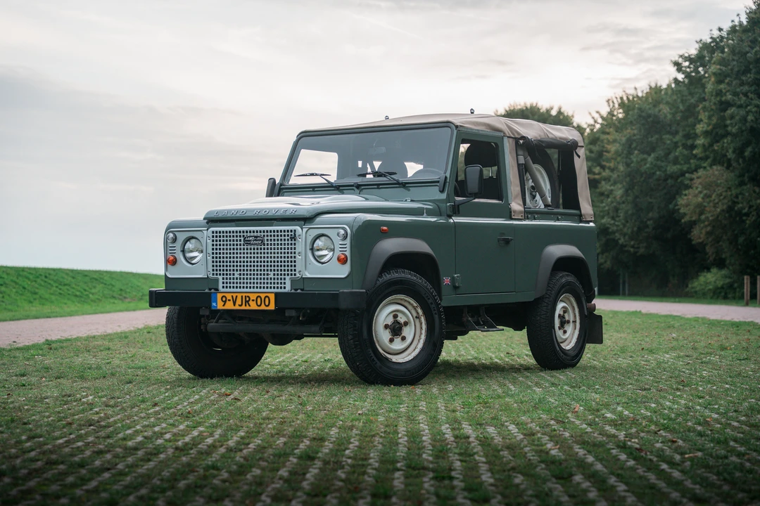 2010 Land Rover Defender 90 - Image 11 of 31