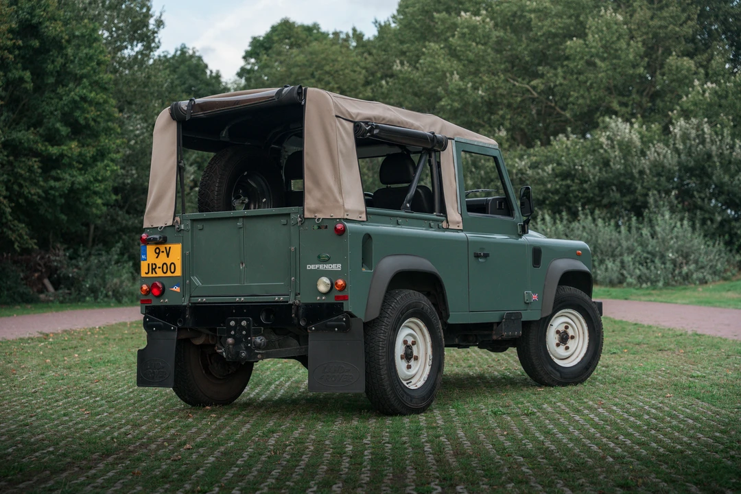 2010 Land Rover Defender 90 - Image 12 of 31