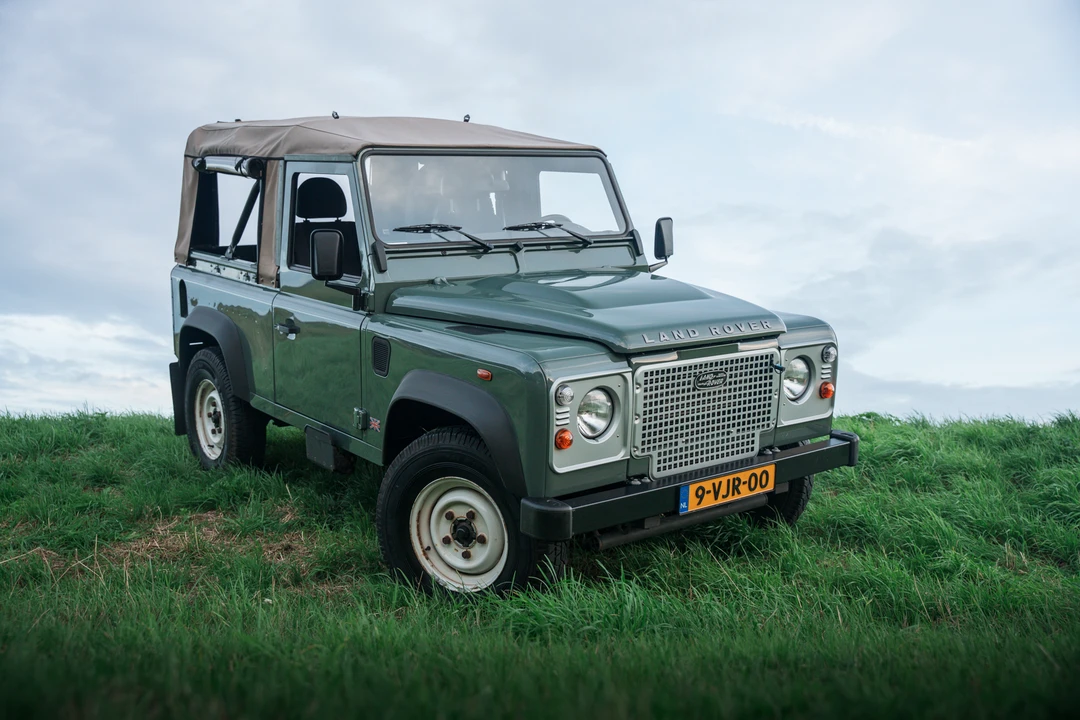 2010 Land Rover Defender 90 - Image 14 of 31