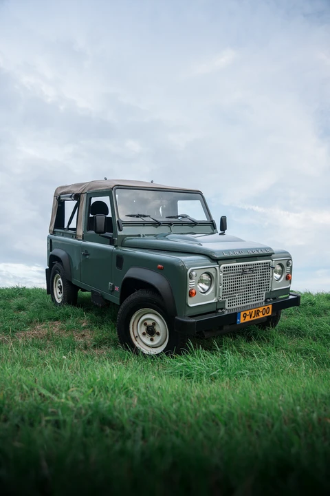 2010 Land Rover Defender 90 - Image 15 of 31
