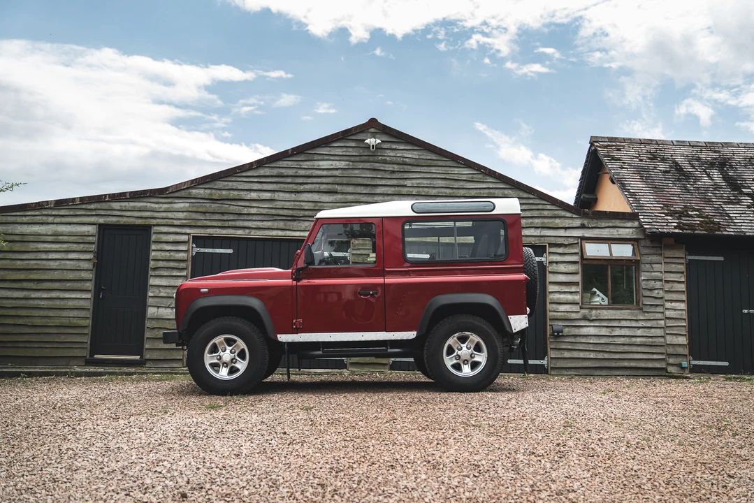 2010 Land Rover Defender 90 - Image 8 of 31