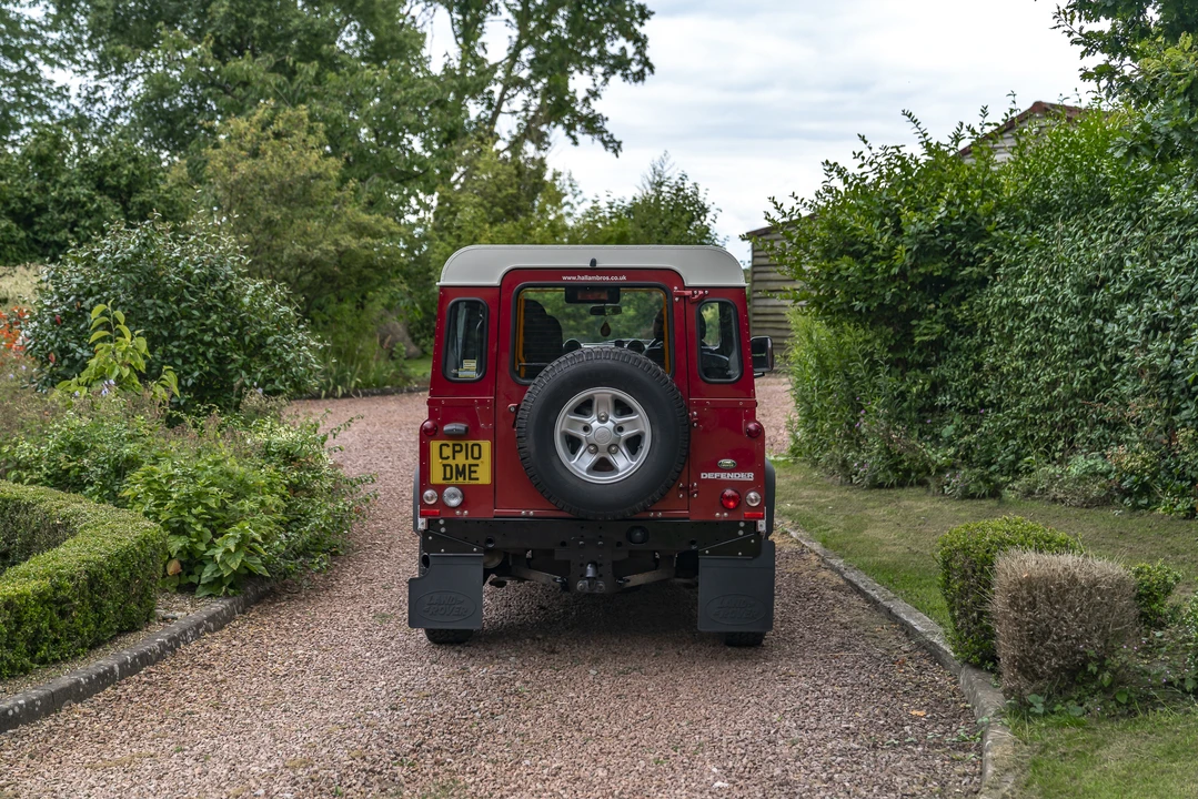 2010 Land Rover Defender 90 - Image 6 of 31