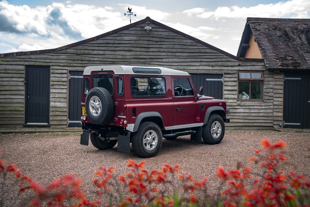 2010 Land Rover Defender 90 - Image 5 of 31