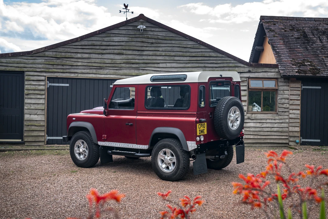 2010 Land Rover Defender 90 - Image 7 of 31
