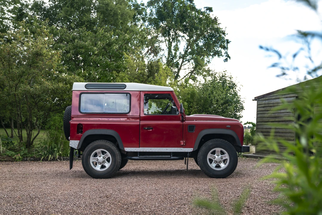 2010 Land Rover Defender 90 - Image 4 of 31