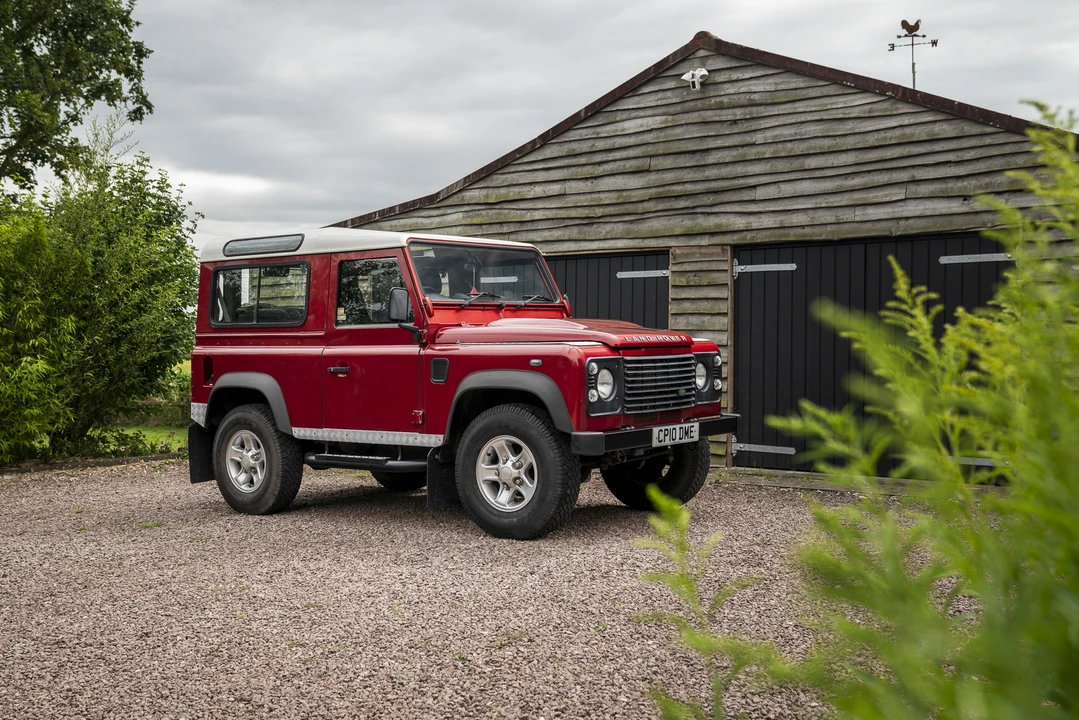 2010 Land Rover Defender 90 - Image 3 of 31