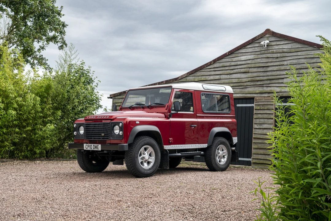 2010 Land Rover Defender 90 - Image 9 of 31