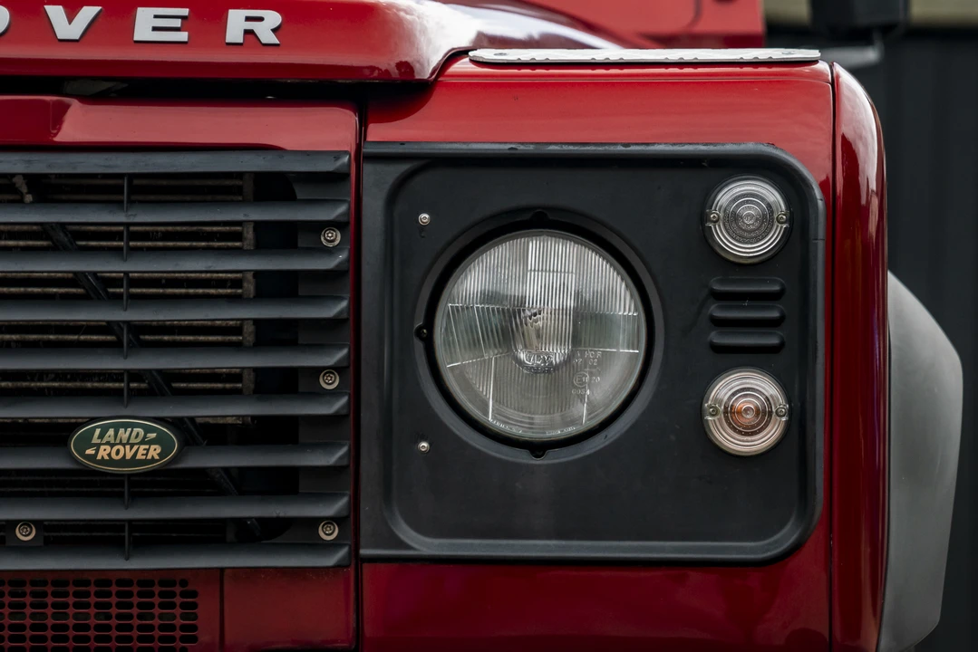 2010 Land Rover Defender 90 - Image 14 of 31