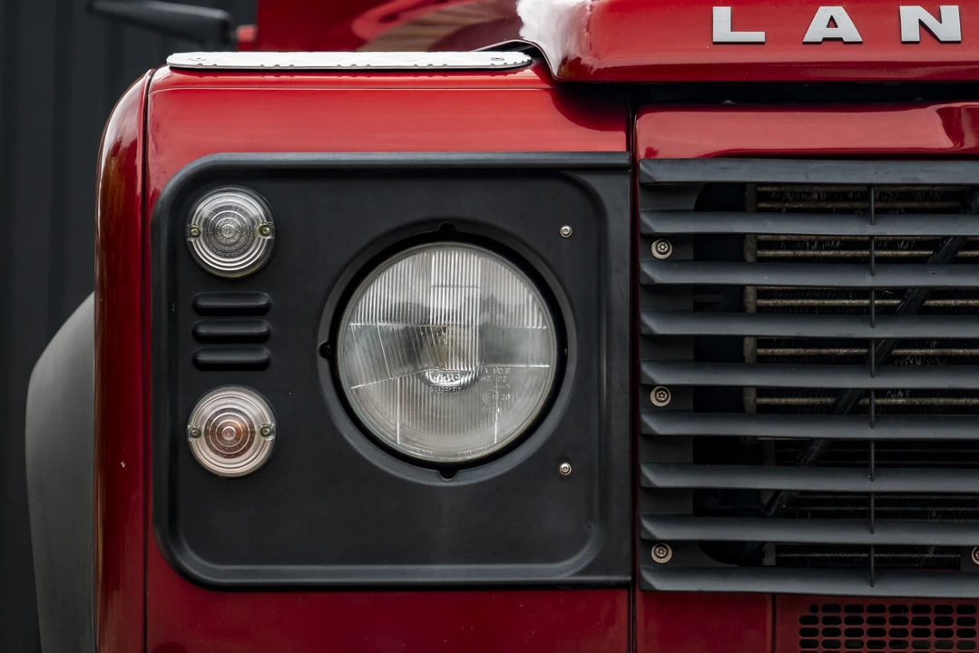 2010 Land Rover Defender 90 - Image 15 of 31