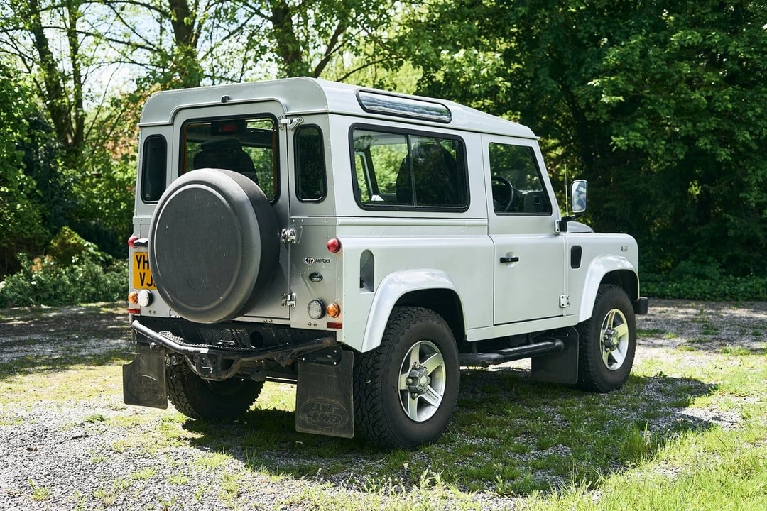 2010 Land Rover Defender 90 - Image 10 of 30