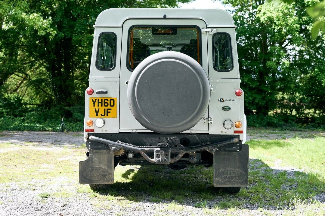 2010 Land Rover Defender 90 - Image 9 of 30