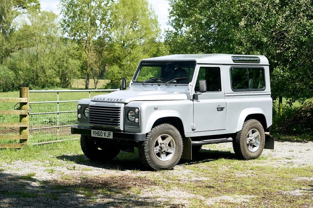 2010 Land Rover Defender 90 - Image 6 of 30
