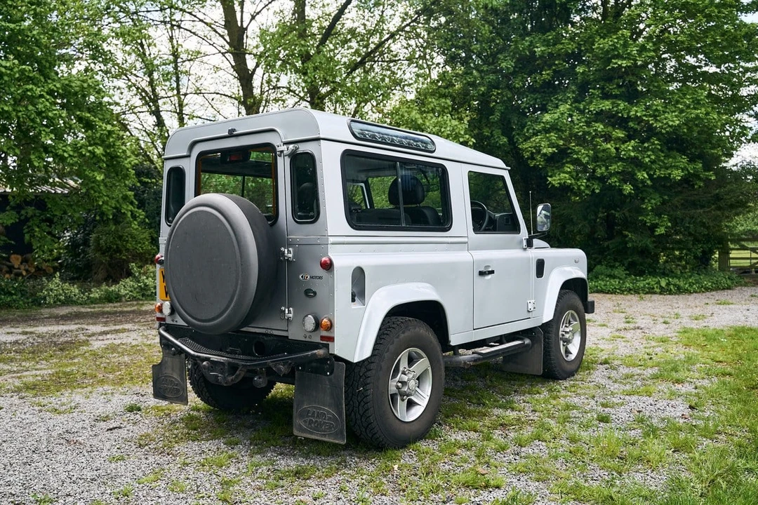 2010 Land Rover Defender 90 - Image 22 of 30