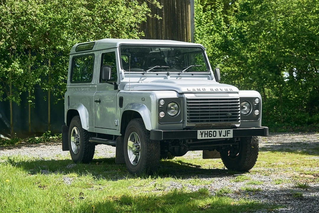 2010 Land Rover Defender 90 - Image 11 of 30