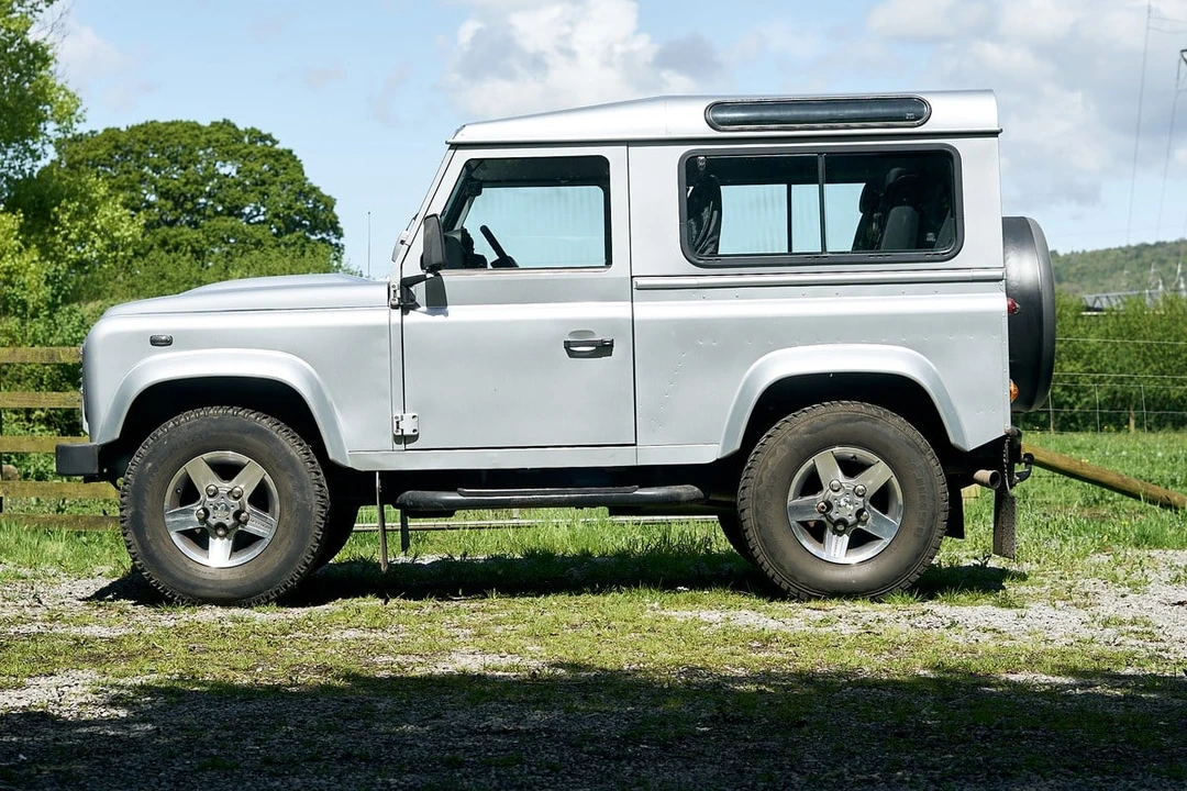 2010 Land Rover Defender 90 - Image 14 of 30