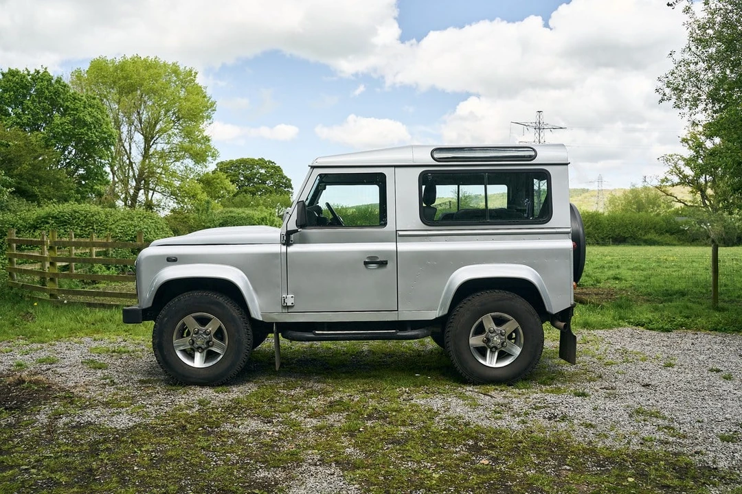2010 Land Rover Defender 90 - Image 19 of 30