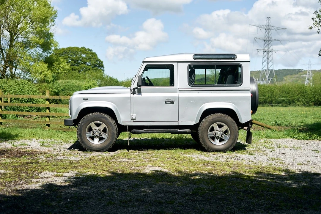 2010 Land Rover Defender 90 - Image 7 of 30