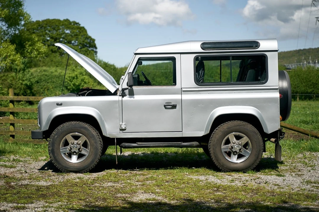 2010 Land Rover Defender 90 - Image 16 of 30