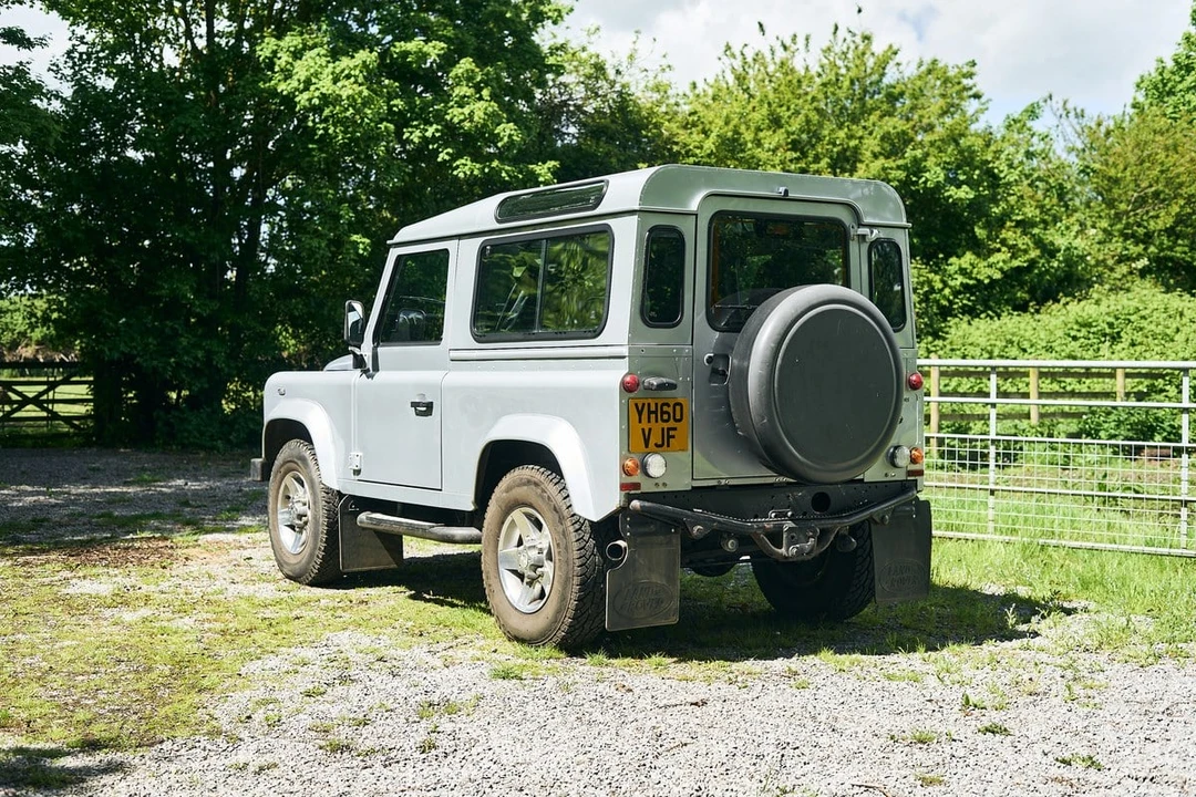 2010 Land Rover Defender 90 - Image 8 of 30