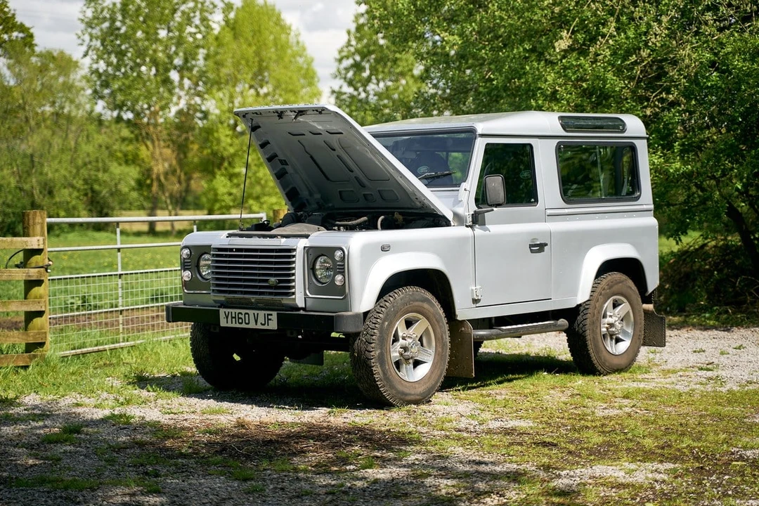 2010 Land Rover Defender 90 - Image 15 of 30