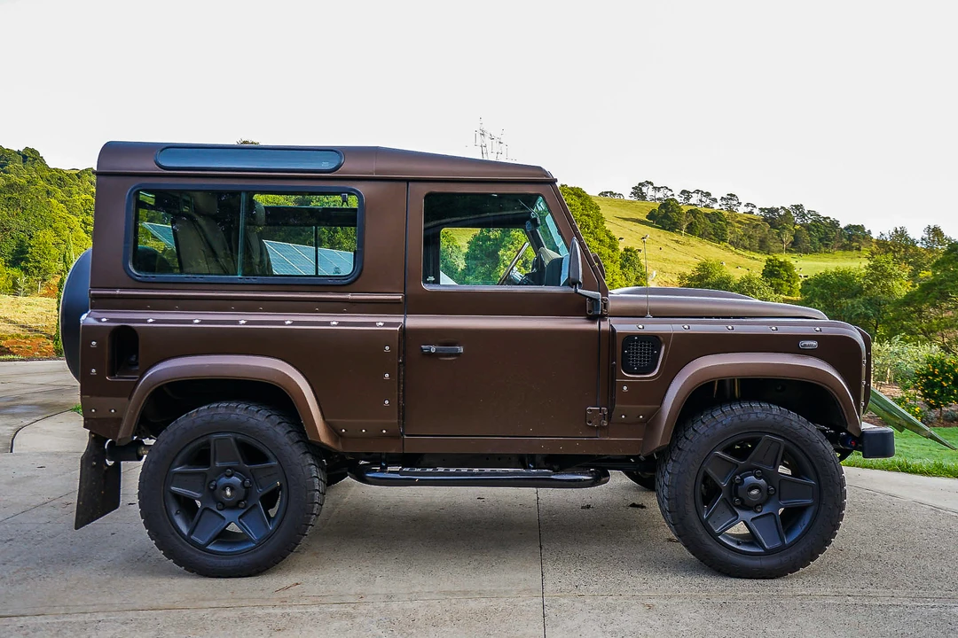 2010 Land Rover Defender 90 - Image 8 of 31
