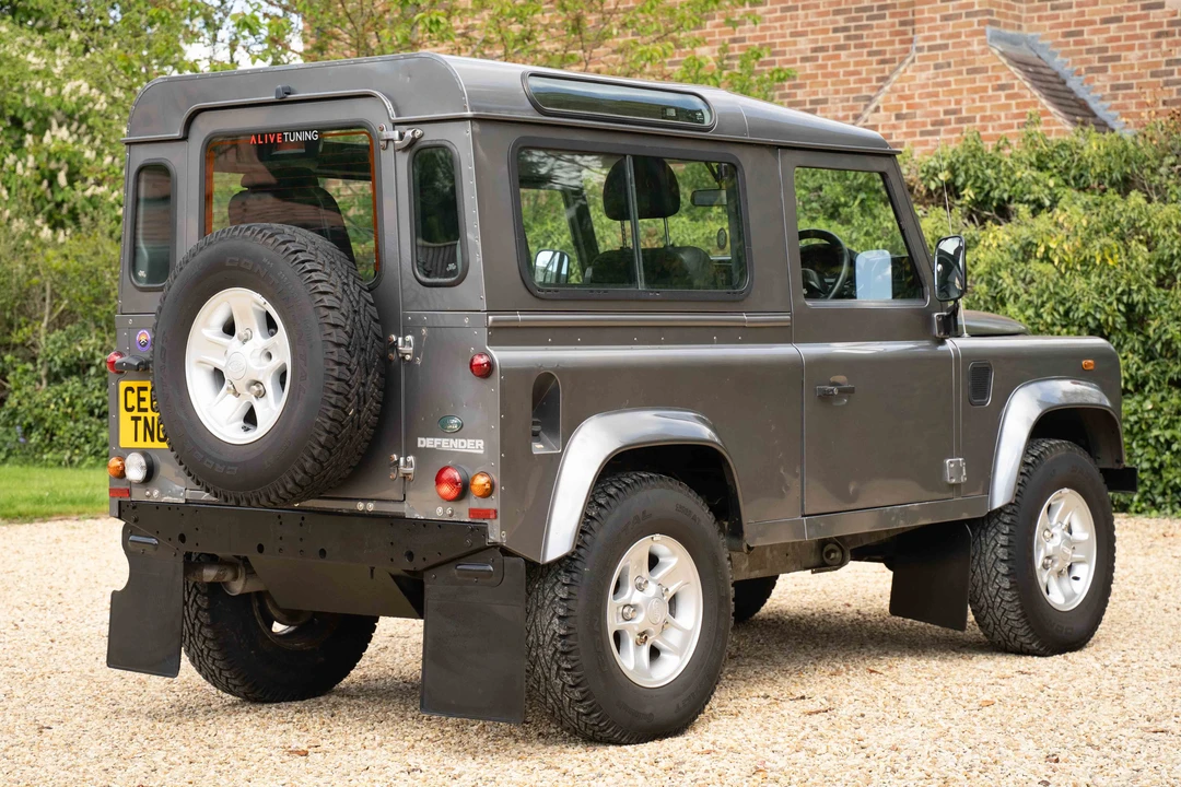 2010 Land Rover Defender 90 - Image 7 of 31