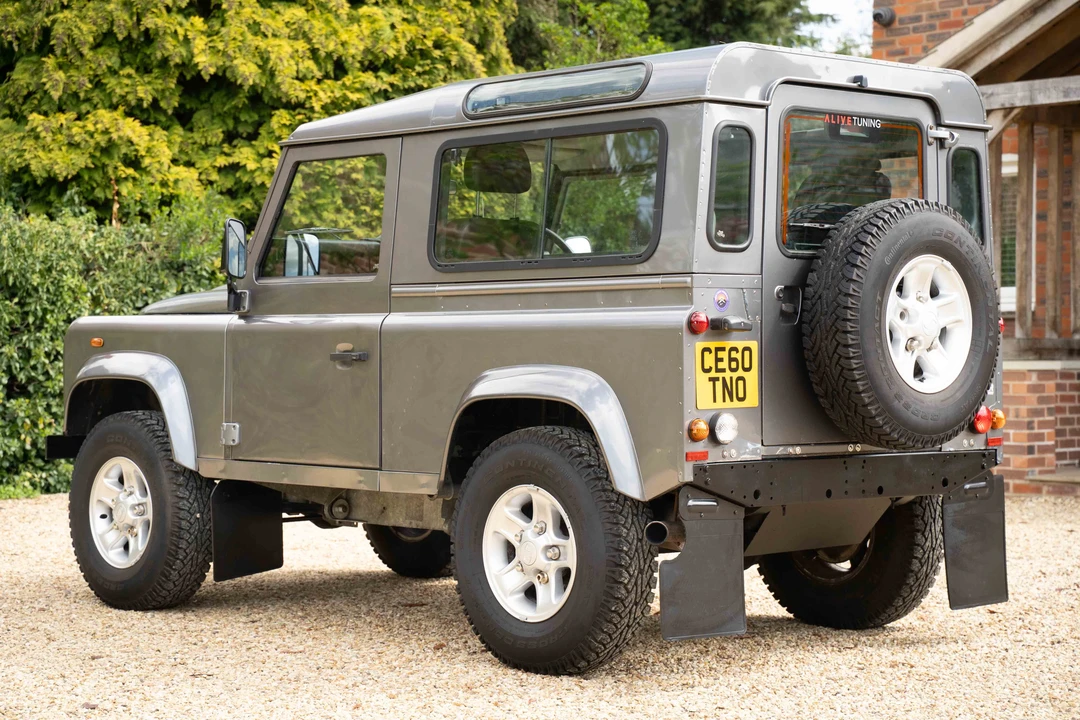 2010 Land Rover Defender 90 - Image 5 of 31