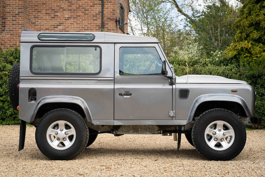 2010 Land Rover Defender 90 - Image 8 of 31
