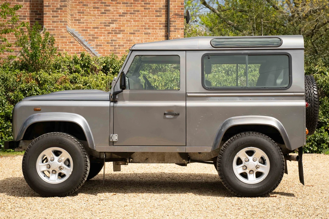 2010 Land Rover Defender 90 - Image 4 of 31