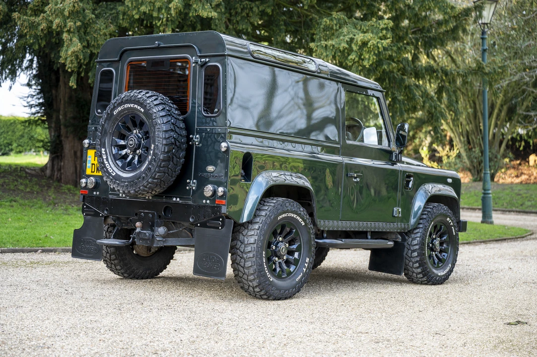 2010 Land Rover Defender 90 - Image 5 of 31