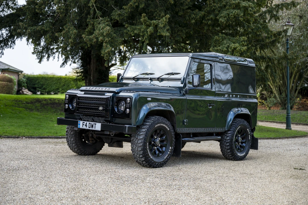 2010 Land Rover Defender 90 - Image 17 of 31