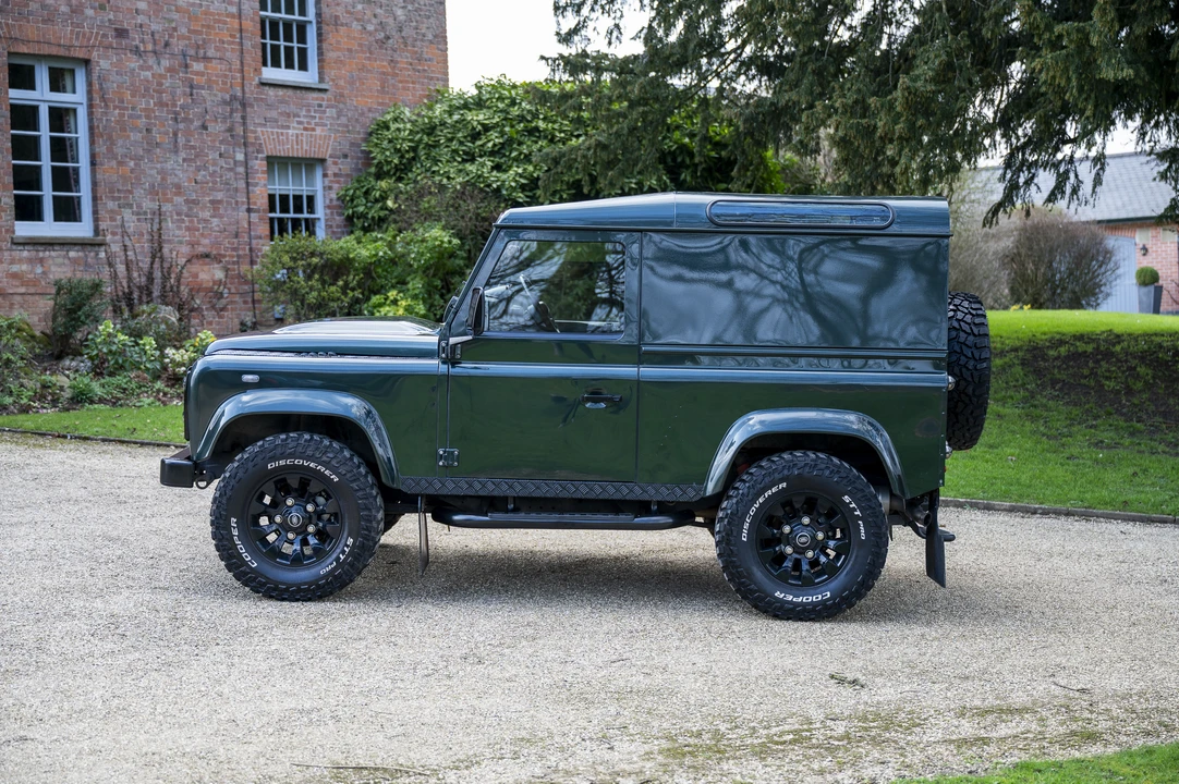 2010 Land Rover Defender 90 - Image 8 of 31