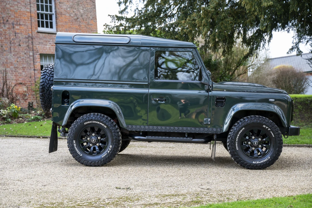 2010 Land Rover Defender 90 - Image 12 of 31