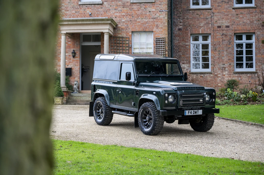 2010 Land Rover Defender 90 - Image 11 of 31