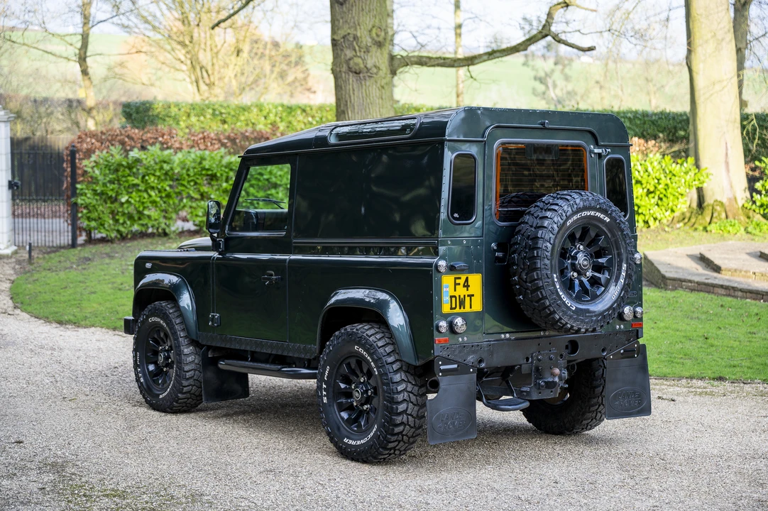 2010 Land Rover Defender 90 - Image 15 of 31