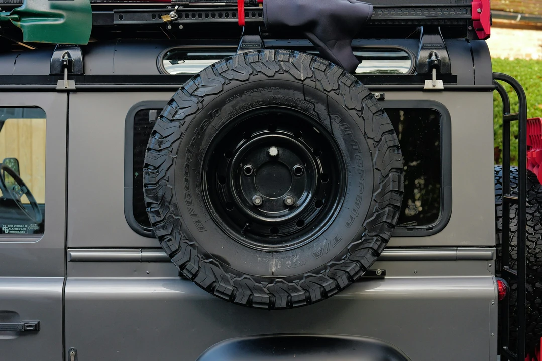 2010 Land Rover Defender 90 - Image 17 of 21