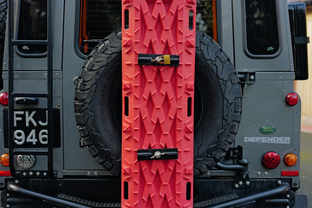 2010 Land Rover Defender 90 - Image 18 of 21