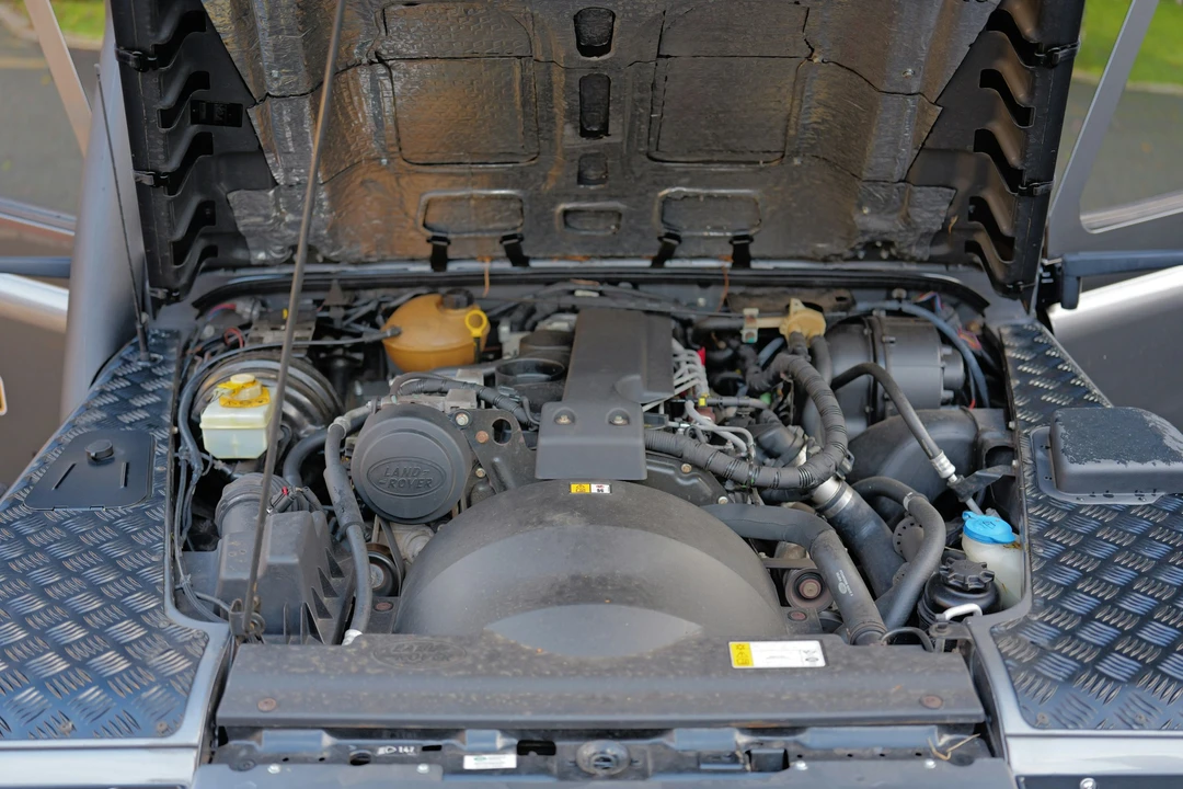 2010 Land Rover Defender 90 - Image 6 of 21