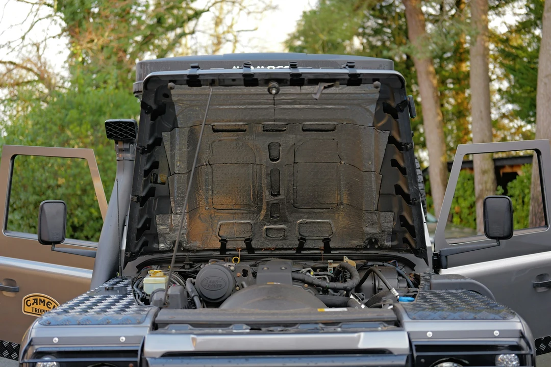 2010 Land Rover Defender 90 - Image 7 of 21