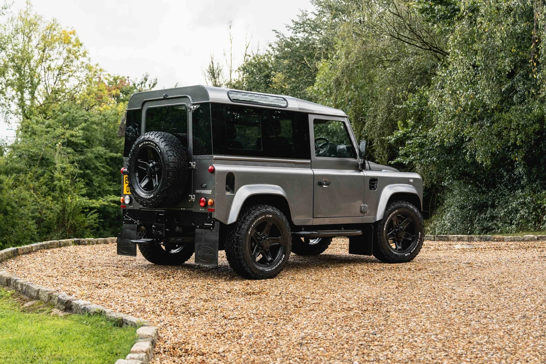 2010 Land Rover Defender 90 - Image 7 of 31