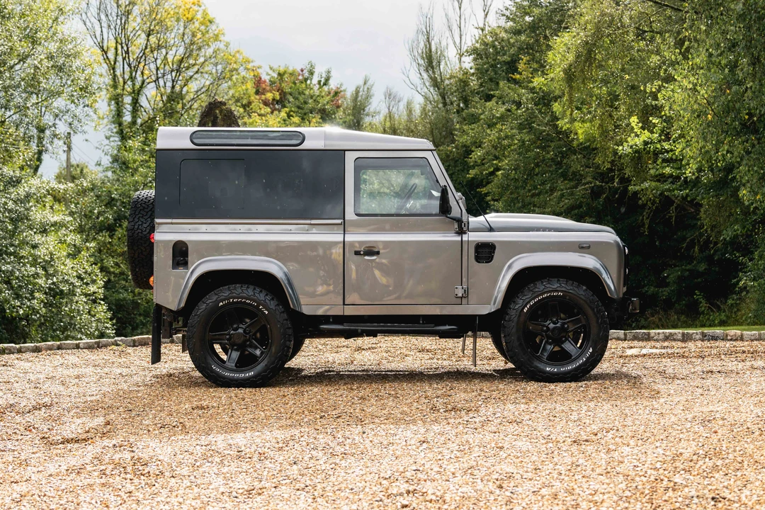 2010 Land Rover Defender 90 - Image 8 of 31