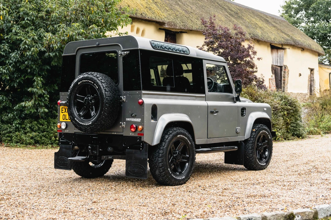 2010 Land Rover Defender 90 - Image 17 of 31